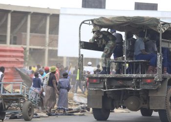 FOTOT/ Koronavirusi shkakton protesta, kurse dhuna nuk ndalet në Johannesburg për mungesën e ushqimeve