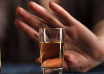 Rakia vret koronavirusin? Epidemiologu shqiptar: Është budallik, vë në rrezik jetën