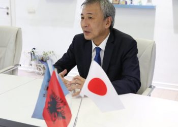 Ambasadori japonez: Do të ofrojmë falas për Shqipërinë ilaçin që po përdoret kundër COVID-19