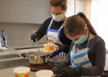 ‘Adopto një gjyshe’, Anisa dhe vajza e saj Amelia gatuajnë për gjyshërit e pallatit!