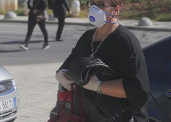 I biri u prek nga koronavirusi, kolegët i “qëndrojnë larg” deputetes socialiste në Kuvend