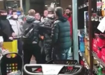 “Vendosni maska ose do të njoftoj policinë”, plas grushti në supermarket (FOTO)