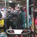 “Vendosni maska ose do të njoftoj policinë”, plas grushti në supermarket (FOTO)