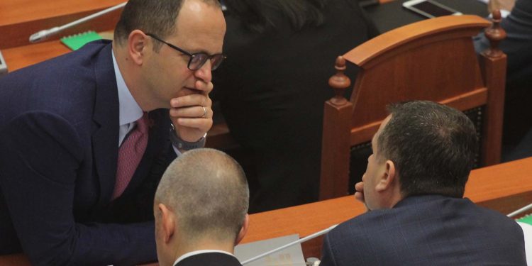 Ministri per Evropen dhe Punet e Jashtme, Ditmir Bushati,Taulant Balla, gjate nje seance parlamentare, ku opozita akuzoi Ministrin e Brendshem Xhafaj se ka mbrojtur vellain e tij i cili eshte denuar per trafik droge ne Itali./r/n/r/nMinister for Europe and Foreign Affairs Ditmir Bushati, Taulant Balla, during a parliamentary session where the opposition accused Interior Minister Xhafaj that he has protected his brother who is convicted of drug trafficking in Italy.