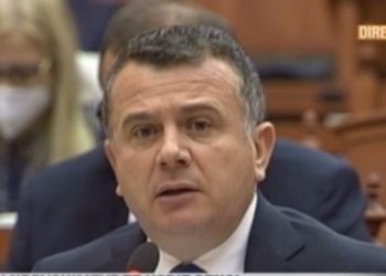 Balla: Para se të hidhni dëngla, merrni në telefon Alimadhin që t’ju tregojë për COVID-19