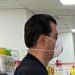 FOTO/ Kreu i opozitës me maskë në supermarket, rri e mendohet për detergjentë