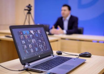 “Do jemi në kontakt me njerëzit”/ Basha mbledhje online me strukturat: Qeveria ka braktisur qytetarët, t’i japim zë halleve të tyre