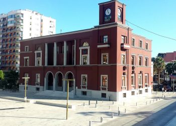 Zhuljen Varfaj dha dorëheqjen si kryetar i Bashkisë, Emirjana Sako merr drejtimin e Durrësit