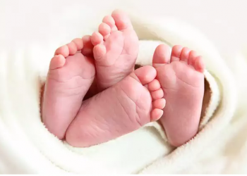 Binjakët lindin në kohën e pandemisë, prindërit i vënë emrat Corona dhe Covid