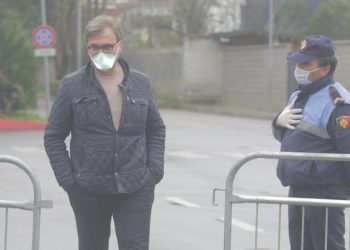 “Më kafshuat e më latë…”/ Brataj letër koronavirusit: Hera parë që kënaqem pa masë me fjalën “negativ”