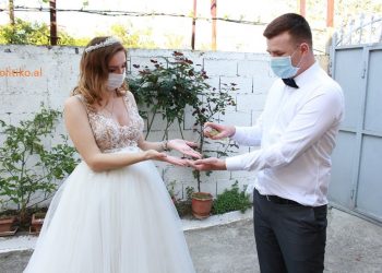 Nusja dhe shtetrrethimi, çifti martohet me maska e doreza, me lejen e policisë