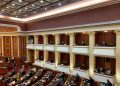 Miratohet kalendari i punimeve të Kuvendit, deputetët nesër në sallë me maska dhe doreza