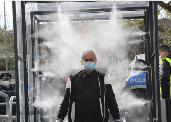 Tregu i Kombinatit nis javën nën masa të rrepta, hyrja dhe dalja vetëm nëpërmjet tunelit dezinfektues