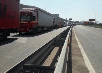 Kriza Covid-19 krijon radhë në doganën e Morinës, shoferët e kamionëve: Kjo situatë nga nisja e pandemisë