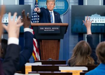 Trump firmos urdhrin: Pezullohet emigracioni dhe green card