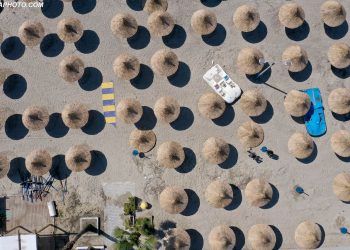 FOTO/ Po distanca do ruhet? Durrësi ‘sfidon’ koronavirusin dhe bëhet gati për plazh, nis ngritja e çadrave