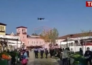 Dronët nisin monitorimin nga ajri/ Policia ndëshkon qindra qytetarë, e pësojnë edhe 33 shoferë