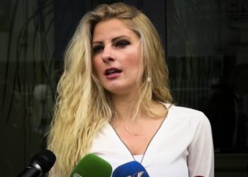 Deputetja që ‘çmendi’ Ramush Haradinajn: Nuk është faji im që jam kaq seksi! (FOTO)