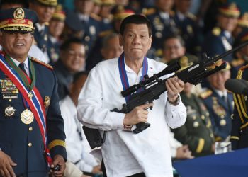 “Vrisni këdo që thyen karantinën”, presidenti kontrovers shokon me urdhrin e fundit ndaj Covid-19