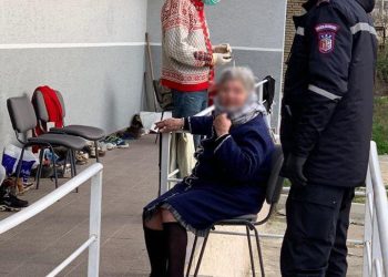 Strehë dhe ushqim për njerëzit në situatë rruge, Bashkia e Tiranës i shoqëron tek qendrat sociale