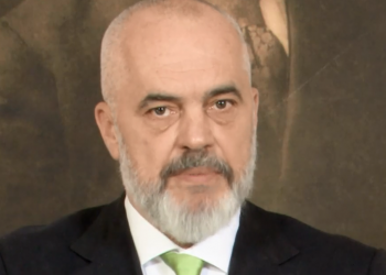 “Karantina na mundon, por edhe na bashkon”, Rama: Klerikët e nderuan Zotin duke mbajtur tempujt mbyllur