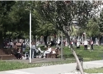 VIDEO/ Fëmijët e nënat popullojnë parqet dhe rrugët e qyteteve, ja liria në Fier dhe Elbasan