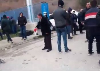 Tensionet në Kapshticë/ Lejohen 17 emigrantë të futen në Shqipëri, 25 të tjerë ende të bllokuar