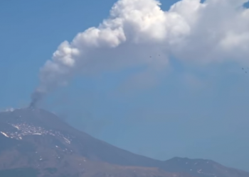 Aktivizohet vullkani më i madh në Europë, Etna jep spektakël me llavë dhe shtëllunga tymi (Video)