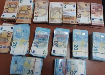 Tentuan të kalojnë kufirin me 22 mijë euro dhe dokumente greke, dy të arrestuar në Durrës