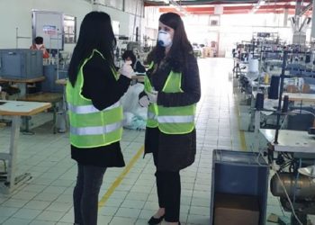 Nuk respektuan masat e distancës në punë dhe automjete, ndëshkohen dy fasoneritë në Krujë