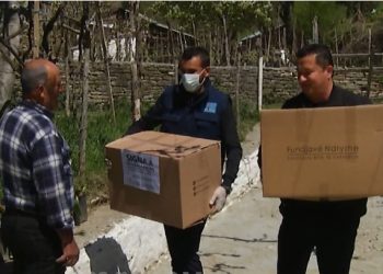 “Bamirësia nuk të varfëron!”/ “Fundjavë Ndryshe” ndihmon 50 familje në nevojë në Gramsh,