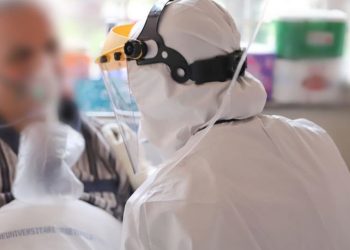 Fitoi betejën me koronavirusin, mjeku Roland Xhaxho lë Infektivin. Manastirliu: 40 të shëruar nga personeli mjekësor