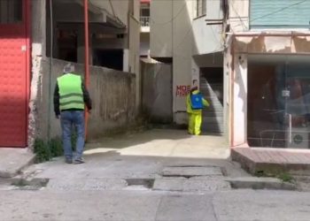 COVID-19/ Çifti i të moshuarëve në Fier drejt Infektivit, në pallat nis dezinfektimi
