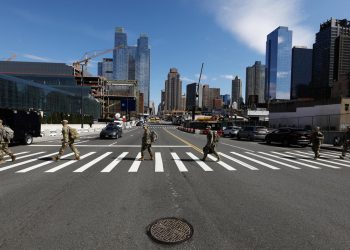 Doli në rrugë pa maskë mbrojtëse, qëllohet për vdekje burri në Filipine