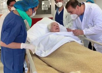 Pacientja 100-vjeçare shërohet nga koronavirusi, spitali italian e përcjell me duartrokitje (Video)