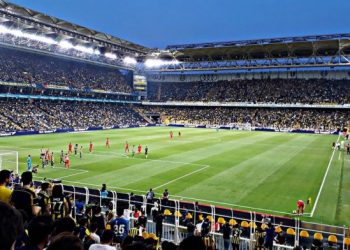 Ligat e mëdha të futbollit projektojnë rikthimin në fushë