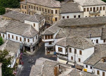 Autor i 6 librave shkollorë dhe monografi, ndahet nga jeta mësuesi i merituar Alqi Jani