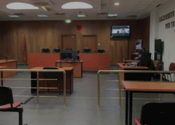 “S’duam gjykim online”, pezullohet gjyqi ndaj të pandehurve për vrasjen e Devi Kasmit