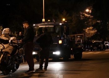 Përplasje dhe të shtëna me armë në rrugët e Athinës, policia greke ndjek të riun shqiptar si në filma (Video)