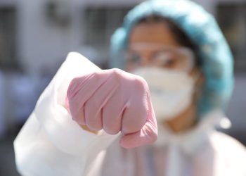 4 mjekë dhe infermierë fitojnë luftën me koronavirusin, mes tyre Skënder Brataj dhe Andi Koraqi