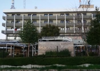 14 ditë karantimin në një hotel në Korçë për 27 shqiptarët e bllokuar në kufi. Ja kush do t’i mbulojë shpenzimet