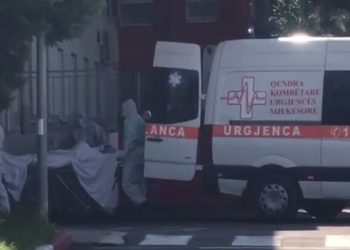 VIDEO / Me barelë në gjendje të rëndë, mbërrin te Infektivi një pacient i dyshuar me koronavirus