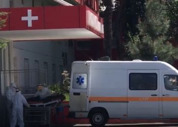 Një tjetër i shtruar me koronavirus/ Burri i shtrirë në barrelë mbërrin me urgjencë tek Infektivi