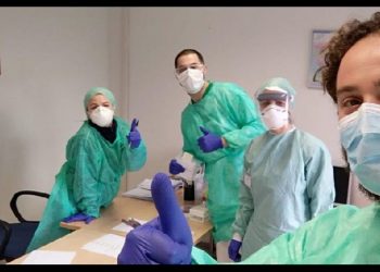 Infermierët shqiptarë nisin betejën kundër COVID-19 krah kolegëve italianë (Video)