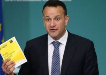 Kryeministri irlandez ‘zhvesh kostumin’ e politikanit, rikthehet në punë si mjek për të luftuar Covid-19