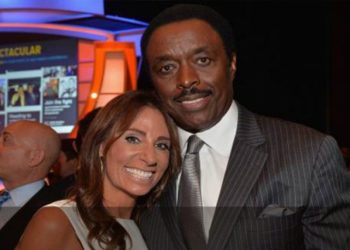 Ndodh edhe kjo/ Ish-lojtari i NFL-së lëpin gruan që t’i ngjisë koronavirusin