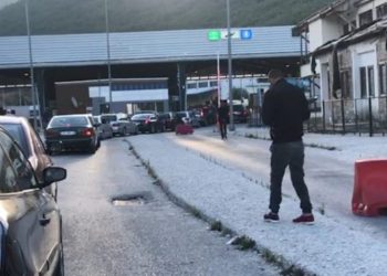 Të bllokuar prej orësh, kalojnë kufirin 100 emigrantë në Kapshticë