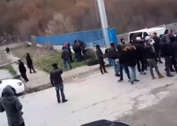 Tensione në Kapshticë, emigrantët e bllokuar pengojnë kalimin e mjeteve