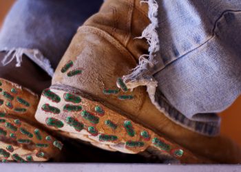 Koronavirusi përhapet përmes këpucëve? Ekspertja amerikane publikon të dhënat e rëndësishme