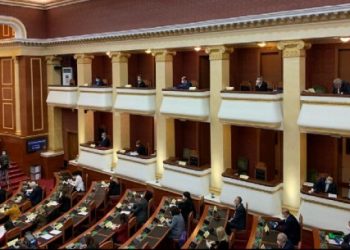 Përfundon seanca historike e Parlamentit, deputetët hedhin fletën e votimit në kuti dhe largohen